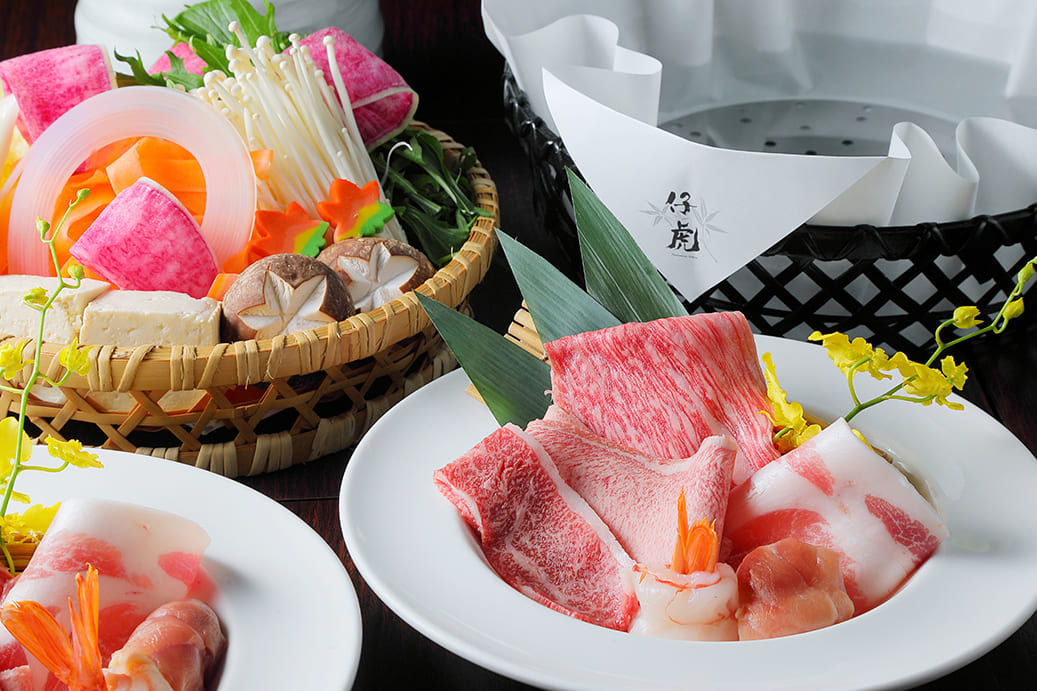 牛刺しと焼肉としゃぶしゃぶと。仔虎 国分町店 画像01